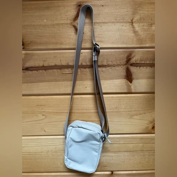 Vuori Women’s All Around Crossbody - Picture 2 of 7